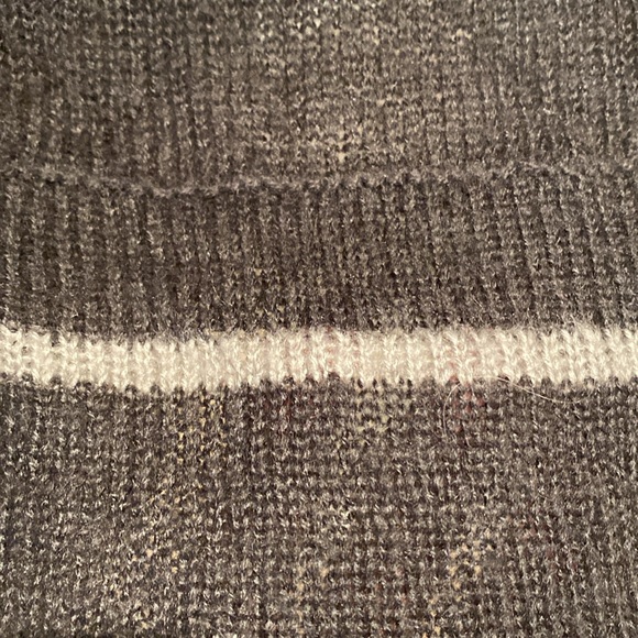 Ardene soft sweater. Dark and light grey. Shoulder to length in the back 35 in - Picture 4 of 5